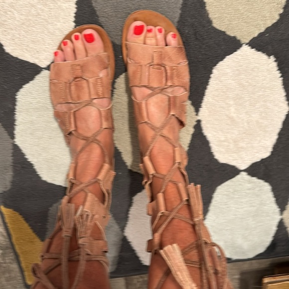 Amazing Free People lace up sandals. Barely worn. - Picture 5 of 6